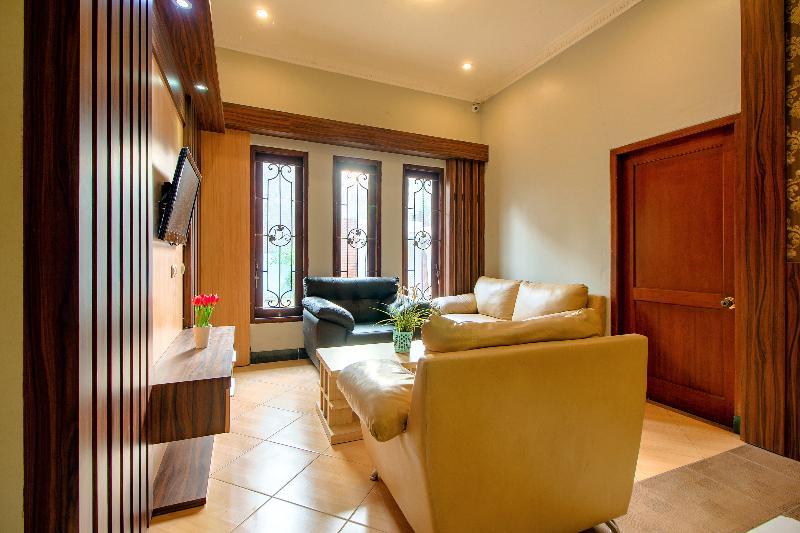 Oyo 1195 The Doctor'S Guest House Syariah Kejayan Eksteriør bilde